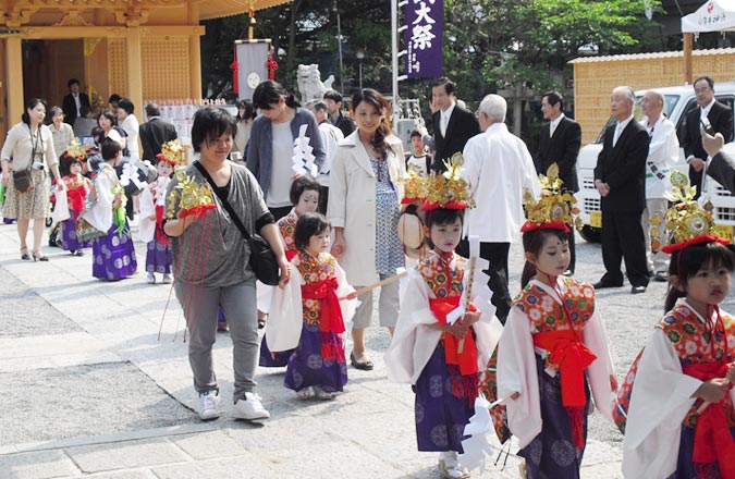 JR草津駅より3分、街中の御鎮座1150年の安産のお守り神社「小汐井神社」の年一回のお祭り点のようす